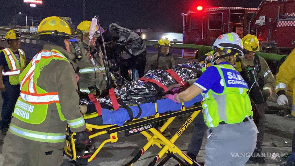$!Paramédicos brindaron atención prehospitalaria al joven antes de trasladarlo de urgencia al Hospital General de Saltillo.