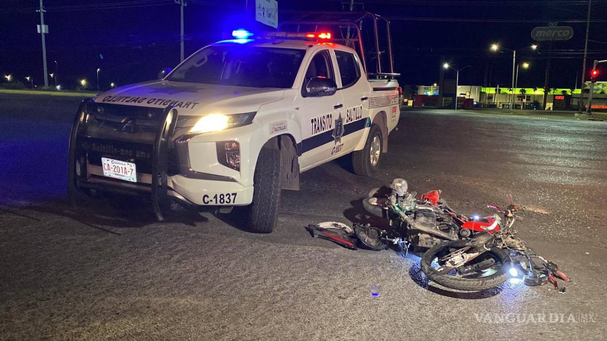 $!La motocicleta terminó severamente dañada tras el accidente registrado en el cruce de los bulevares Antonio Cárdenas y Emilio Arizpe de la Maza, presuntamente a causa del exceso de velocidad.