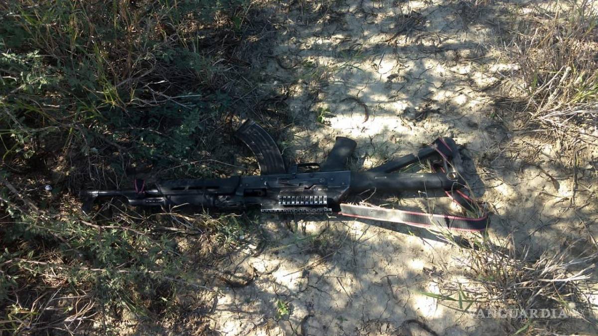 $!En el sitio de los hechos se logró el aseguramiento de una camioneta Ford F150 King Ranch en color vino, dos armas largas tipo AK-47 y equipo táctico.