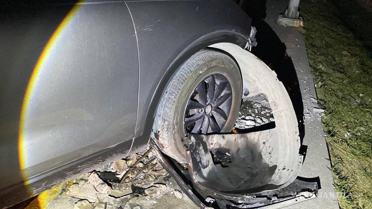 $!La unidad fue remolcada a un corralón, donde permanecerá bajo resguardo hasta que su propietario realice los trámites correspondientes y cubra los daños y sanciones que resulten del accidente.