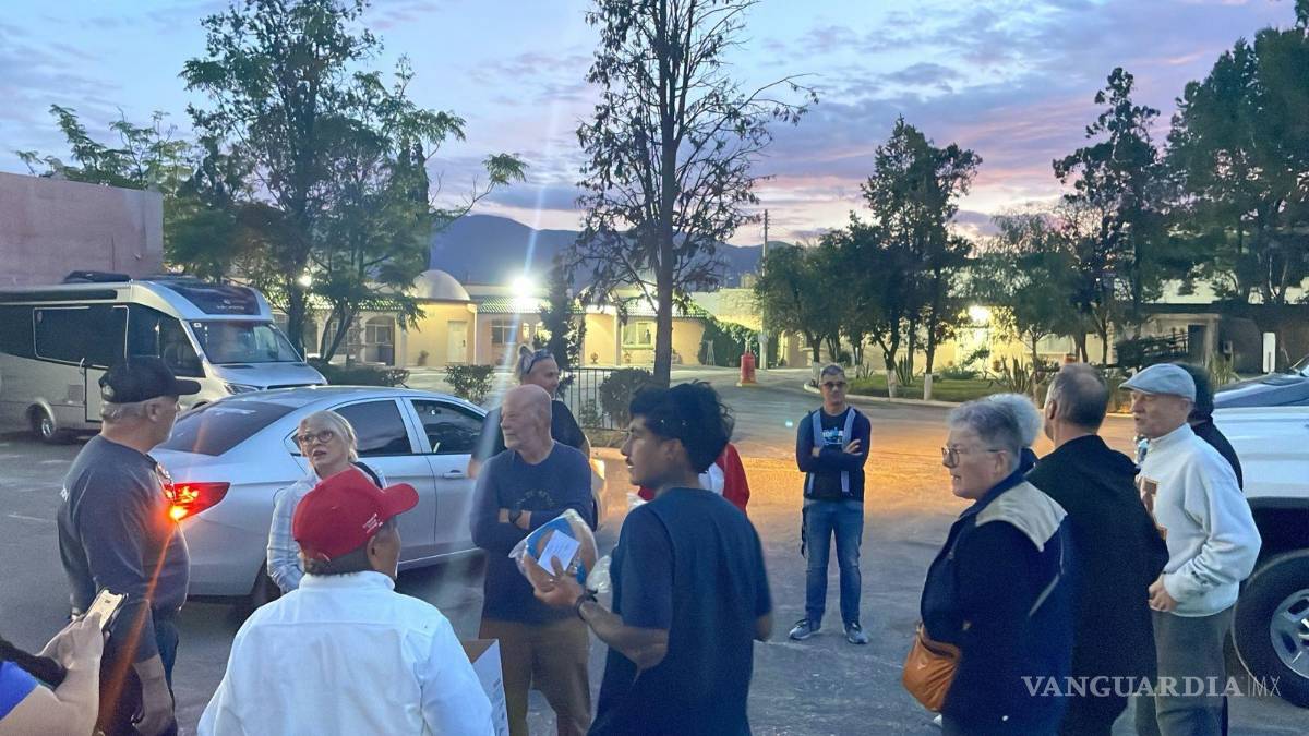 $!La caravana, compuesta por turistas de habla francesa, revive el tránsito de visitantes extranjeros en Coahuila.