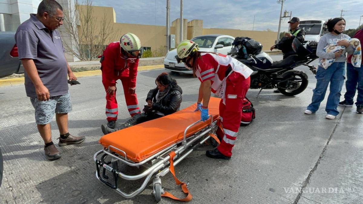 $!La motociclista resultó lesionado tras sufrir un accidente mientras circulaba por una vialidad de Saltillo.