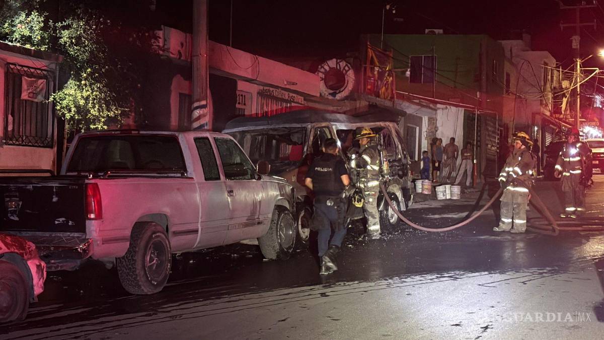 $!La unidad se incendió luego de que un transformador cayera sobre ella tras un choque provocado por una falla mecánica.