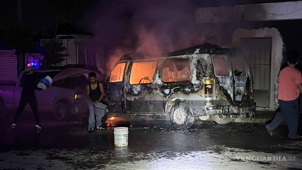 $!Vecinos del sector usaron cubetas con agua para intentar apagar el fuego antes de la llegada de bomberos.