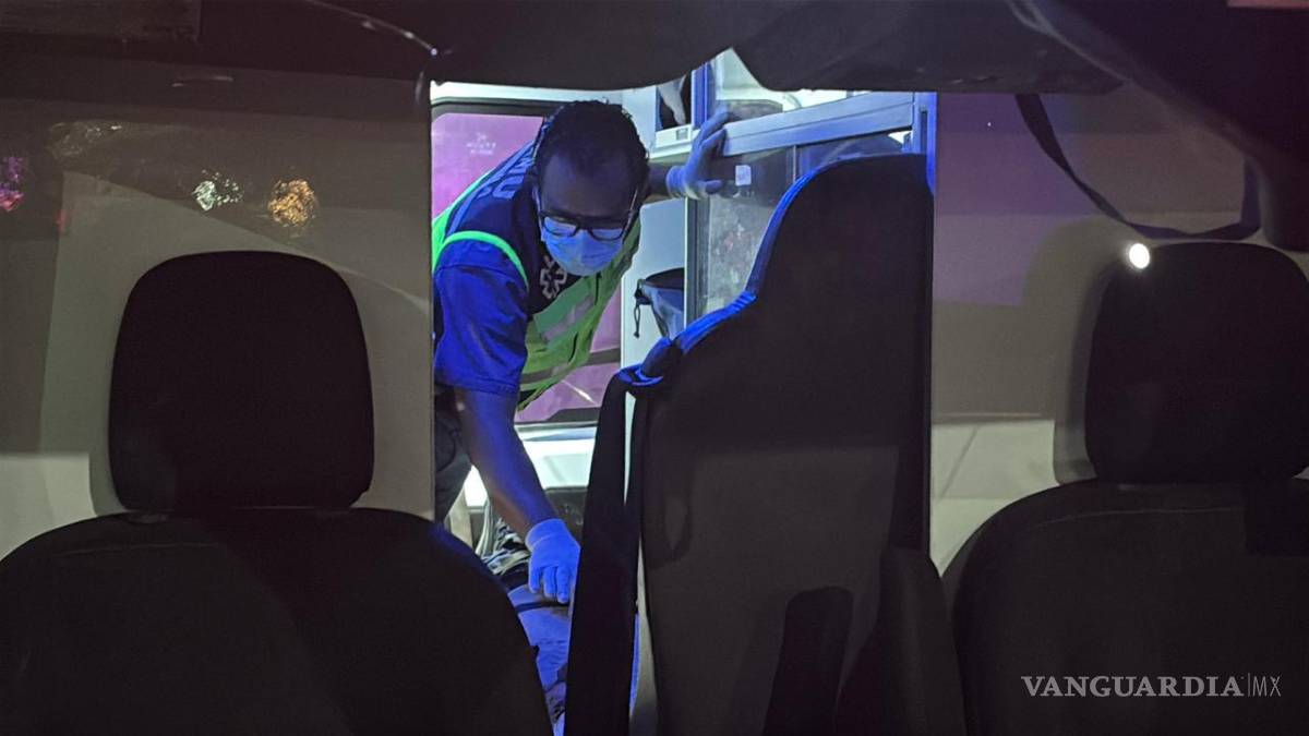 $!Paramédicos atendieron al conductor responsable, quien fue trasladado inconsciente al Hospital General, donde luego murió.