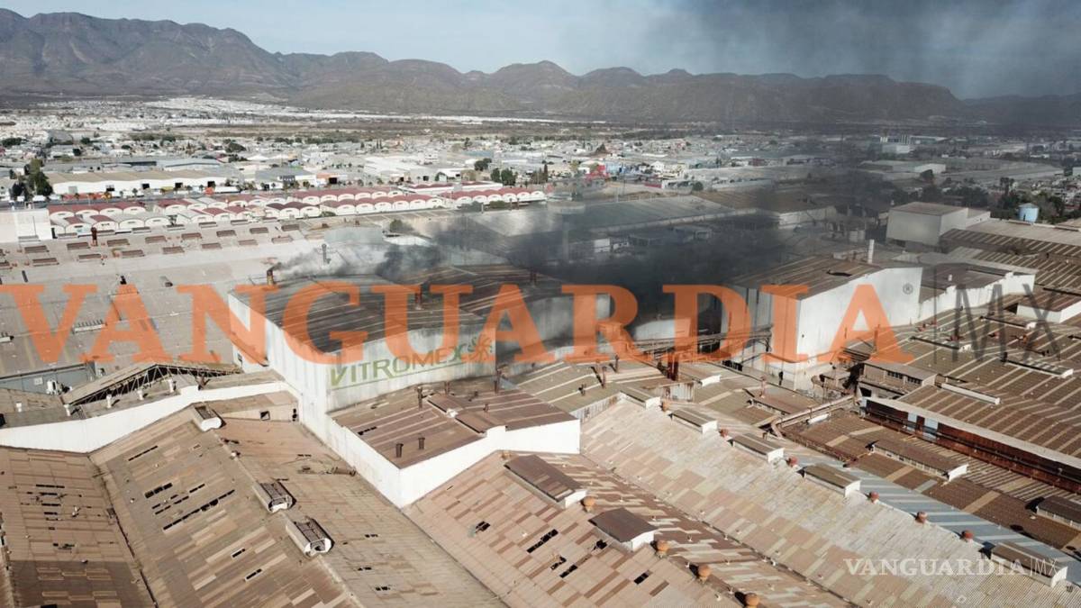 $!Se registra incendio en bodega de Vitromex, al norte de Saltillo (video)