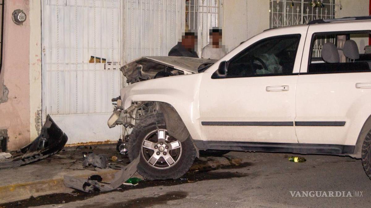 $!Un fuerte accidente registrado durante la madrugada en la colonia Zaragoza dejó daños materiales en varios vehículos y una vivienda, luego de que uno de los conductores involucrados intentara escapar tras el choque.