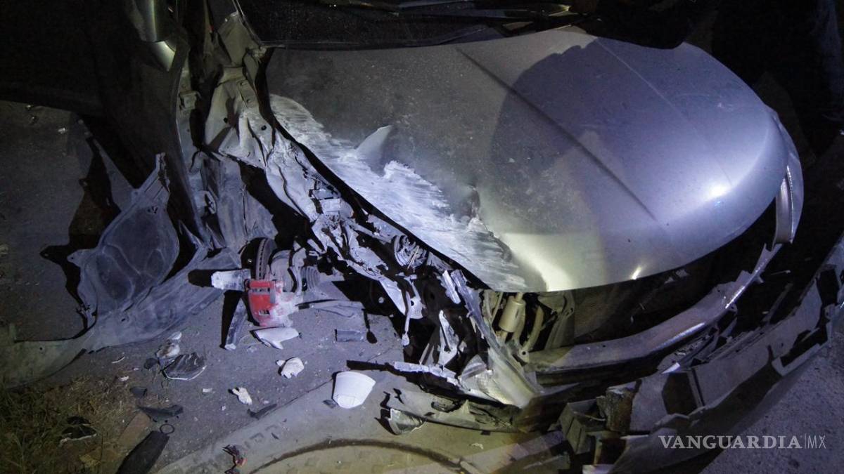 $!La parte frontal del auto quedó destruida luego del choque contra el muro; restos del vehículo y escombros quedaron esparcidos tras el impacto.
