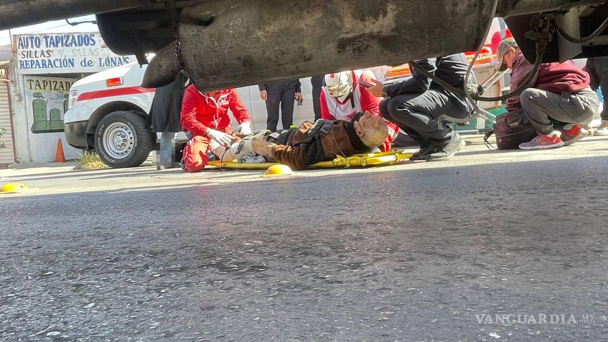 $!La grúa se preparó para llevar el camión involucrado a un corralón, en espera de la investigación para determinar responsabilidades.