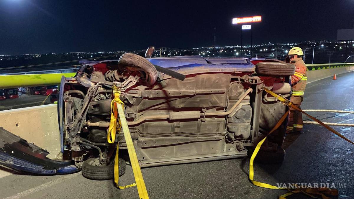 $!Vuelca conductora sobre ‘El Sarape’ tras perder el control; es trasladada a un hospital de Saltillo