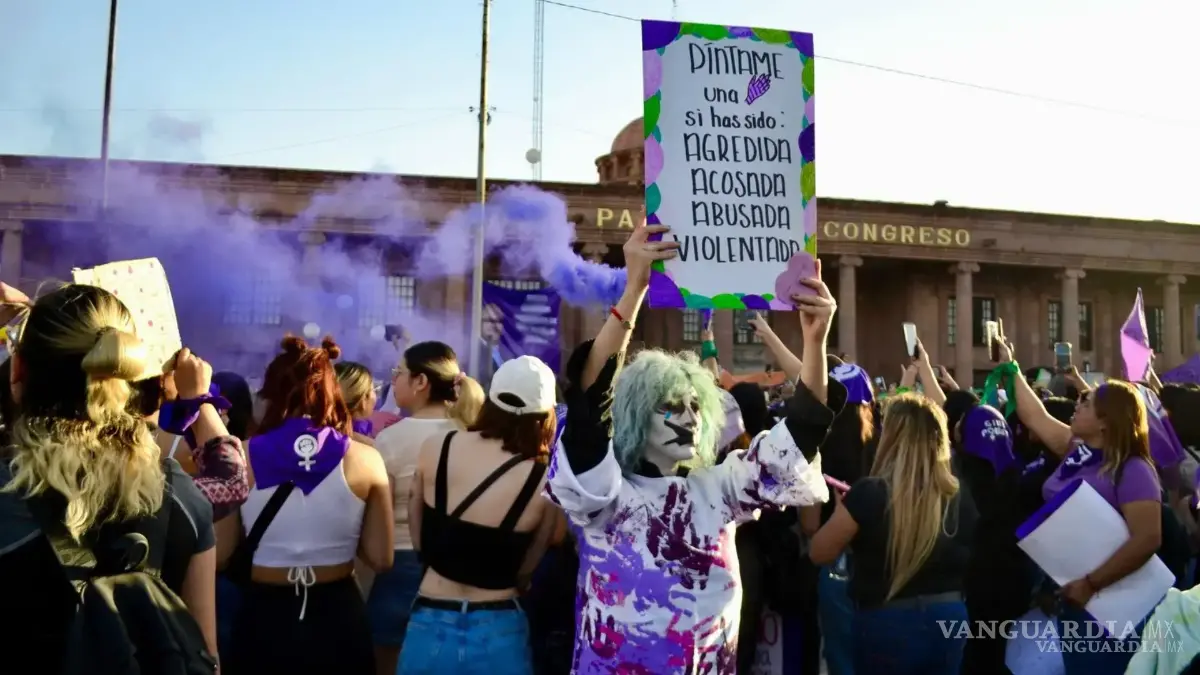 $!En una de las marchas del 8M en Saltillo de 2025 se realizó una activación en la que invitaron a les asistentes a pintar una mano si han sido víctimas de violencia