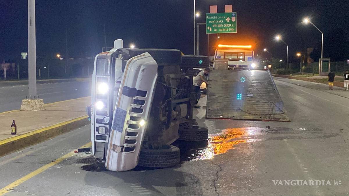 $!A pesar de los severos daños que presentó la camioneta tras la volcadura, no se reportaron personas lesionadas ni fue necesaria la intervención de servicios médicos para el traslado de algún involucrado.