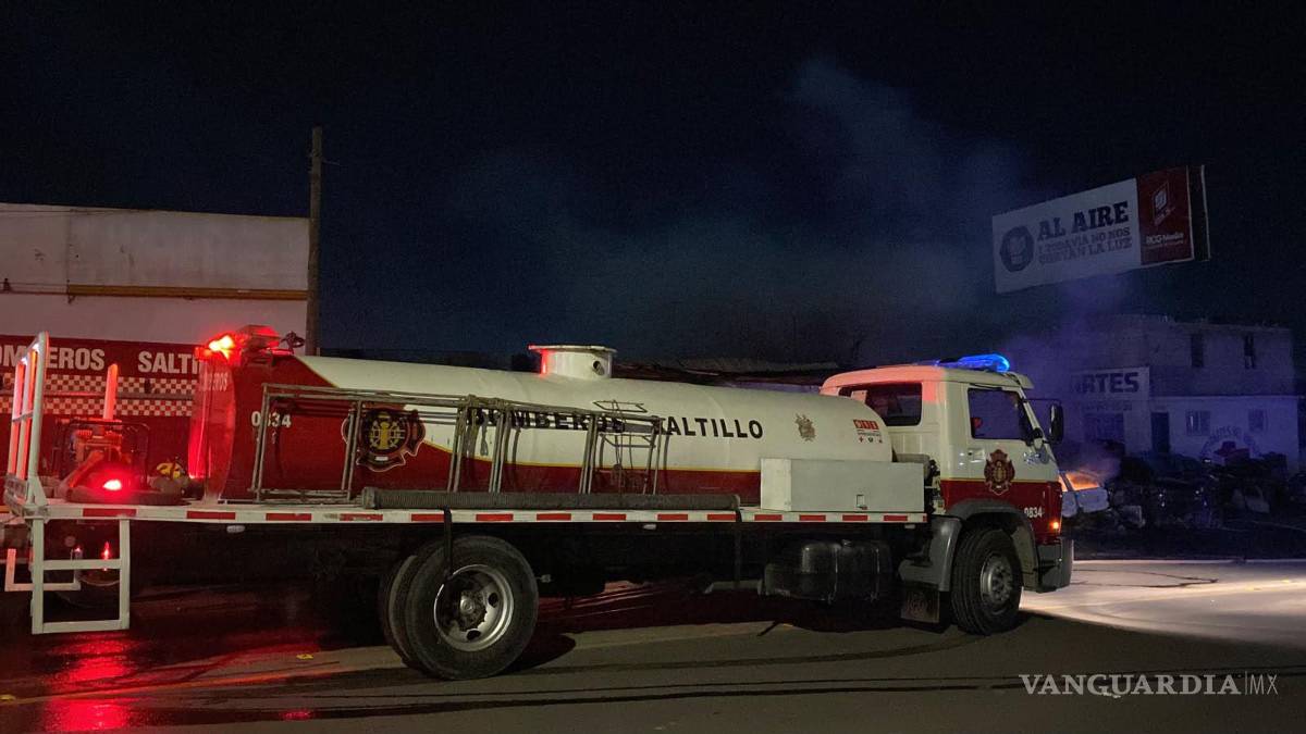 $!Las autoridades investigan la versión de que un hombre en situación de calle habría rociado un líquido inflamable sobre varios vehículos antes de prenderles fuego y escapar del lugar.