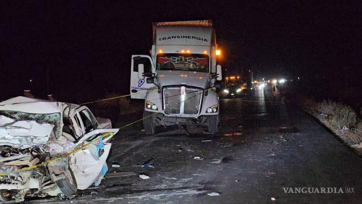 $!El operador de la unidad de carga abandonó el lugar tras el accidente y es buscado por las autoridades.