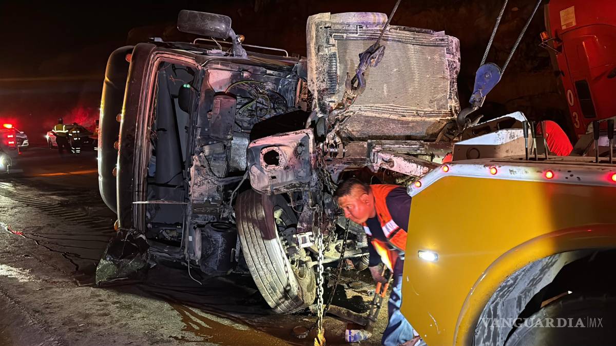 $!Grúas y personal de emergencia trabajaron durante varias horas en el libramiento Norponiente para retirar los tráileres siniestrados, luego del choque registrado cerca de la 01:00 horas que paralizó la circulación.