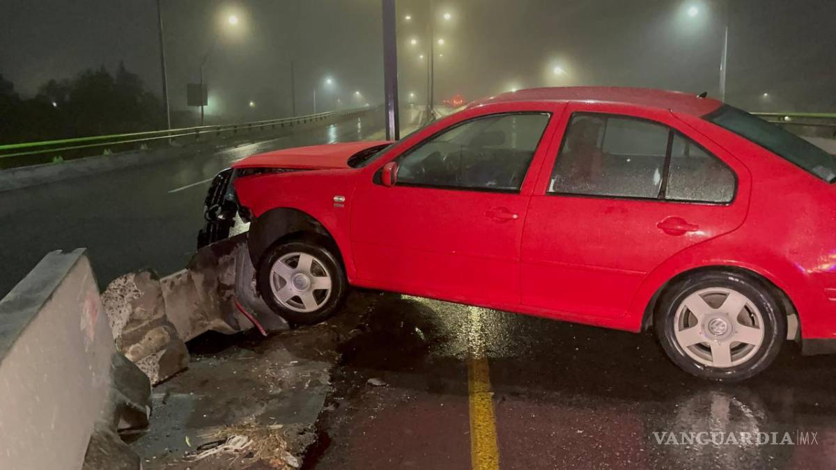 $!El accidente ocurrió alrededor de las 05:30 horas bajo condiciones de llovizna y neblina, factores que influyeron en la pérdida de control del primer vehículo.