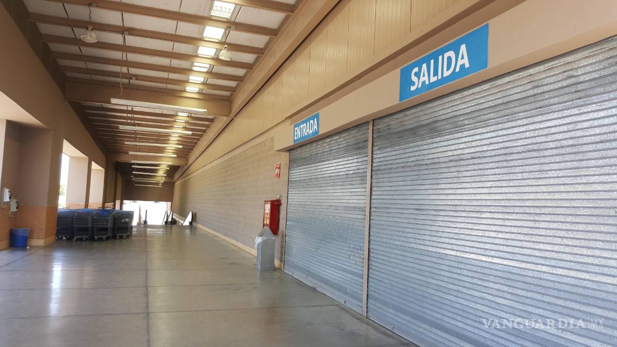 $!Clausuran Walmart Monclova por fuerte olor a pintura
