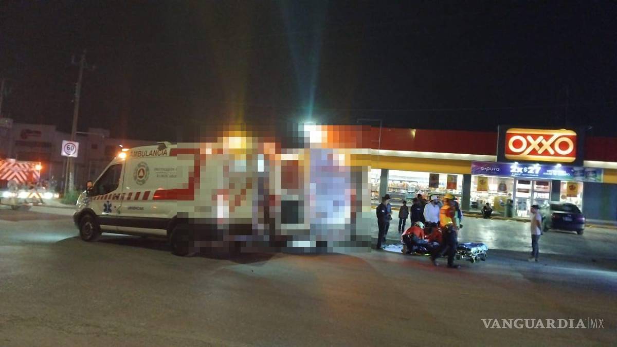 $!Los paramédicos de Ramos Arizpe auxiliaron a los jóvenes heridos en la carretera.