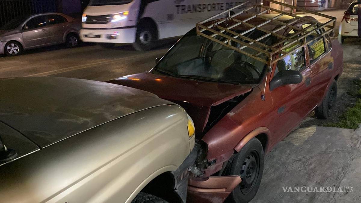 $!Una camioneta Mazda estacionada terminó proyectada contra un vehículo Chevy luego de recibir el impacto de un automóvil Aveo, dejando cuantiosos daños materiales aunque sin personas lesionadas.