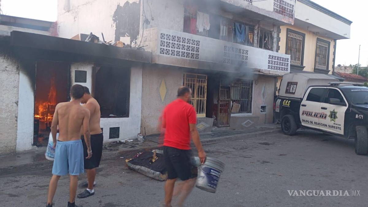 $!Vecinos de la zona colaboraron en las labores de emergencia al intentar contener el incendio con cubetas y tinas con agua, además de apoyar en la evacuación de los residentes.