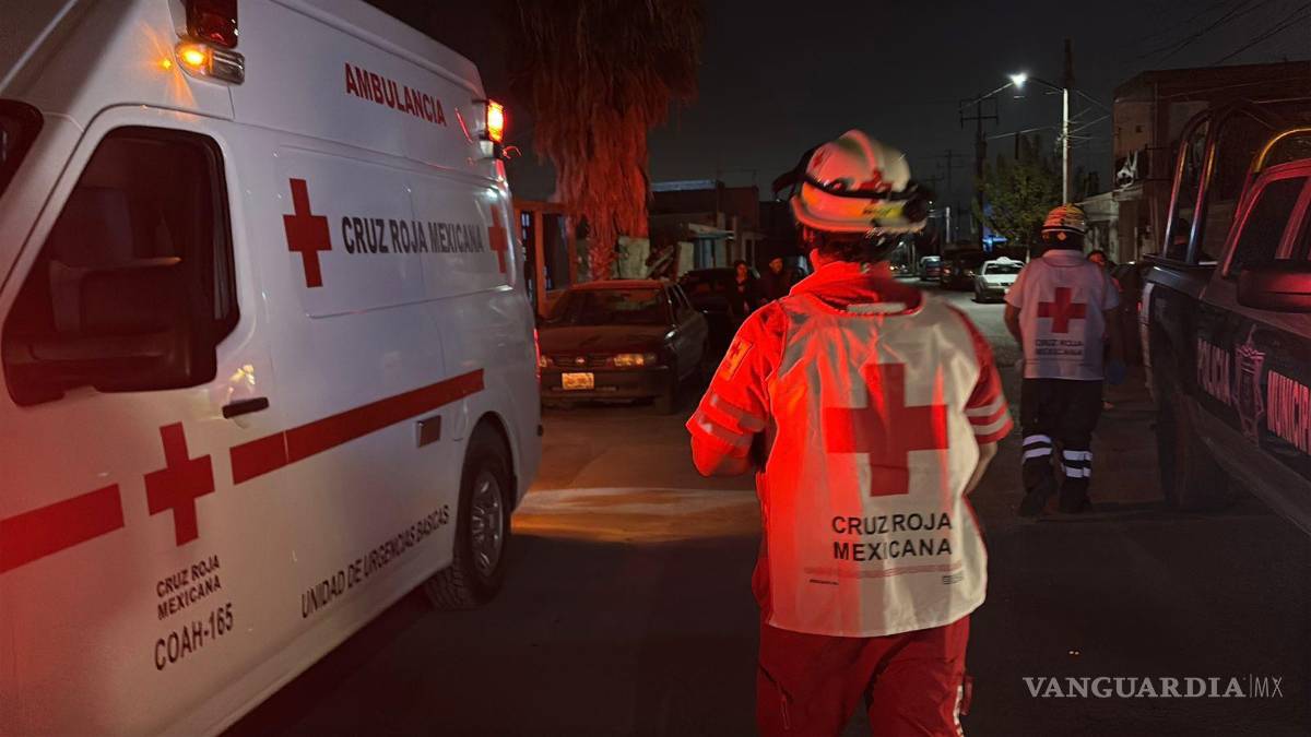 $!Paramédicos de la Cruz Roja atendieron a uno de los heridos, quien presentó un traumatismo cráneo encefálico.