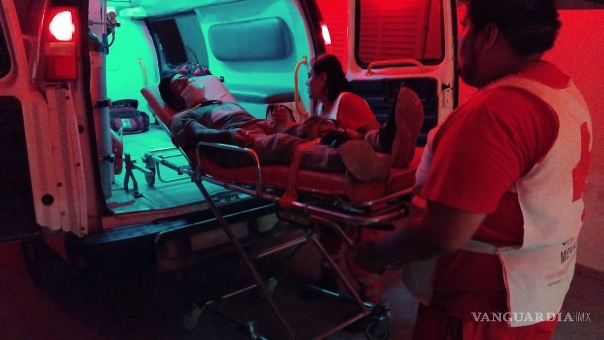 $!Paramédicos brindaron los primeros auxilios al hombre tras ser liberado de la rejilla en Parras de la Fuente.