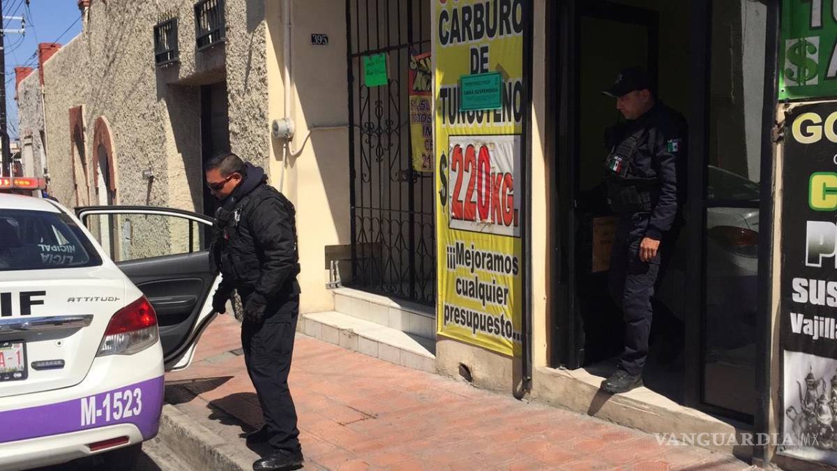 $!Rescata la UNIF a tres niños que dejaron solos y encerrados en un local del centro de Saltillo