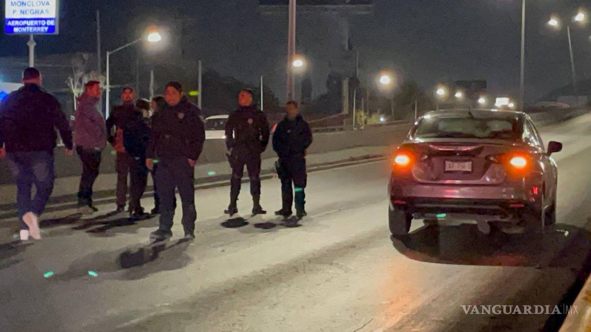 $!El Nissan Versa involucrado en el accidente quedó sobre la carpeta asfáltica tras arrastrar a la víctima.