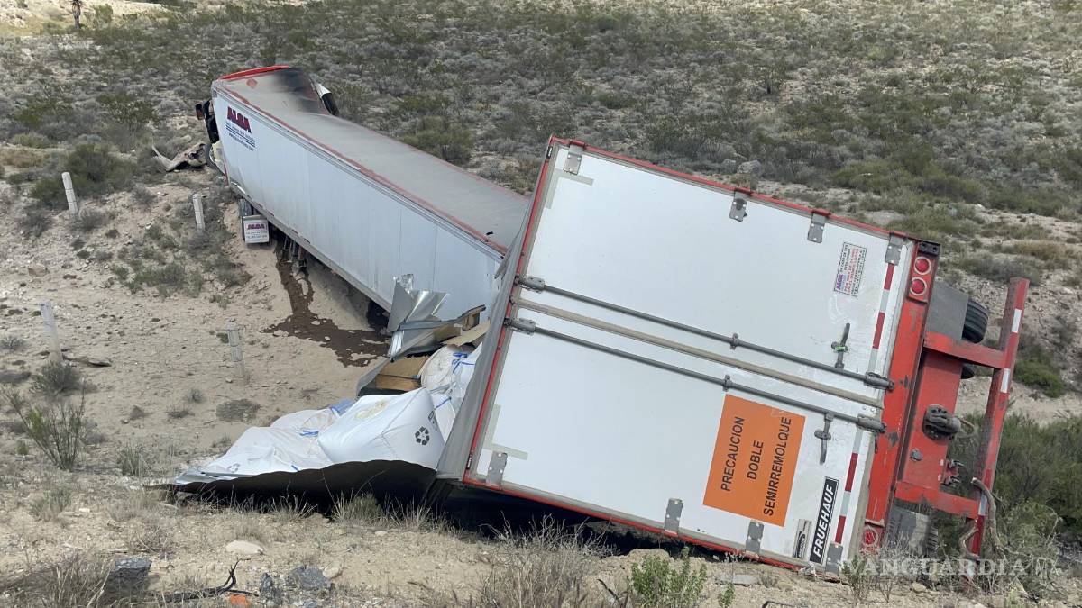 Saltillo: Dormita chofer y cae a barranco con todo y tráiler cargado de azúcar