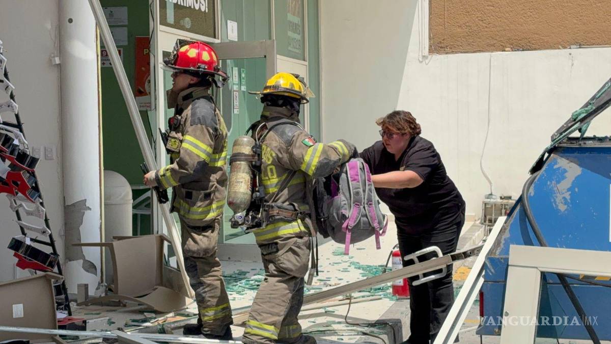 $!Bomberos, Cruz Roja y Protección Civil acudieron a la plaza comercial tras el estallido.