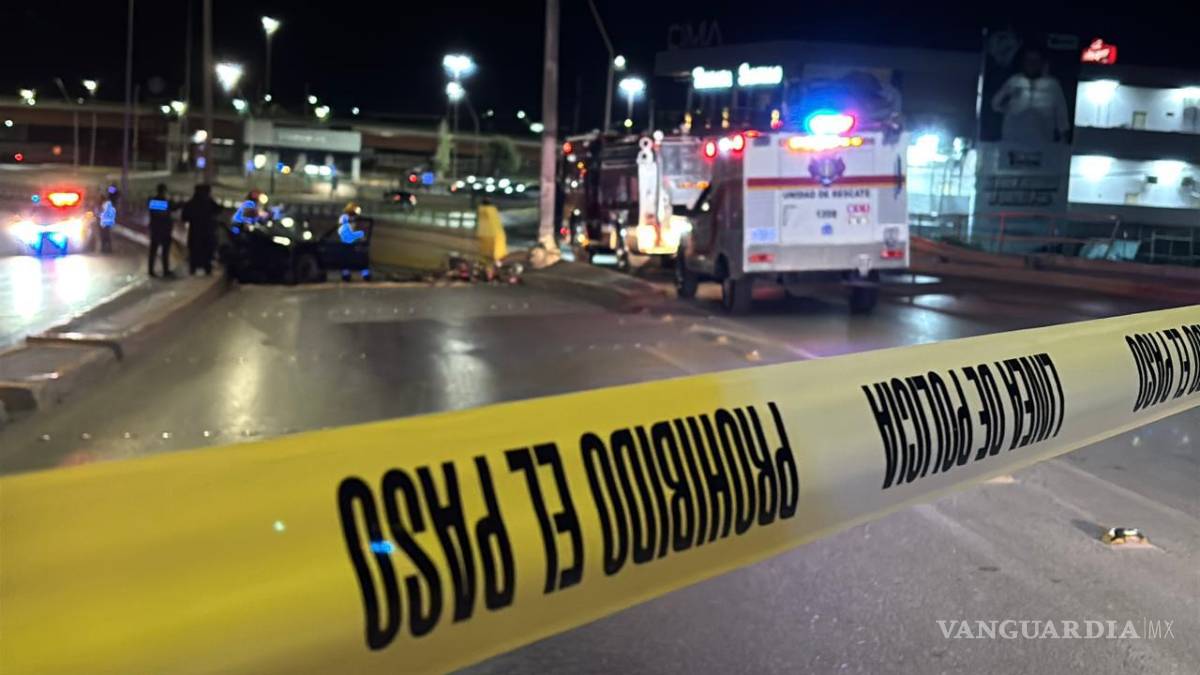 $!Peritos de la Fiscalía documentan la escena mientras el vehículo permanece destrozado a mitad de la vía.