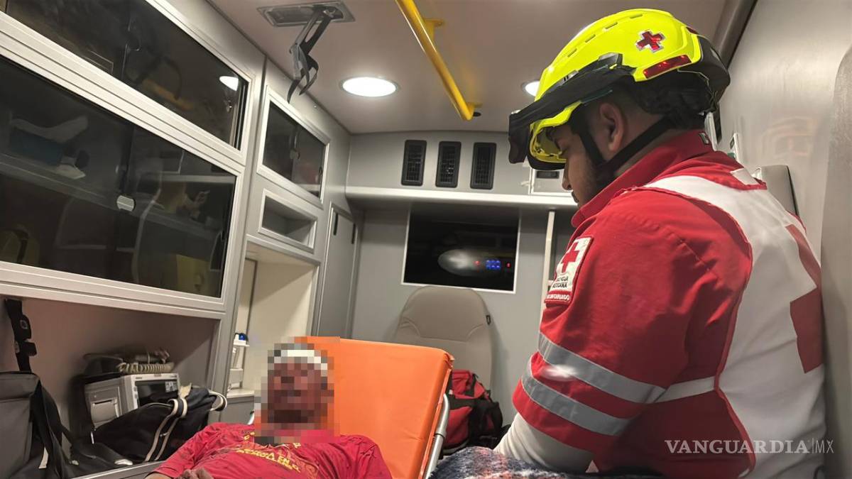$!El hombre presentaba visibles manchas de sangre al llegar a la Casa del Migrante.