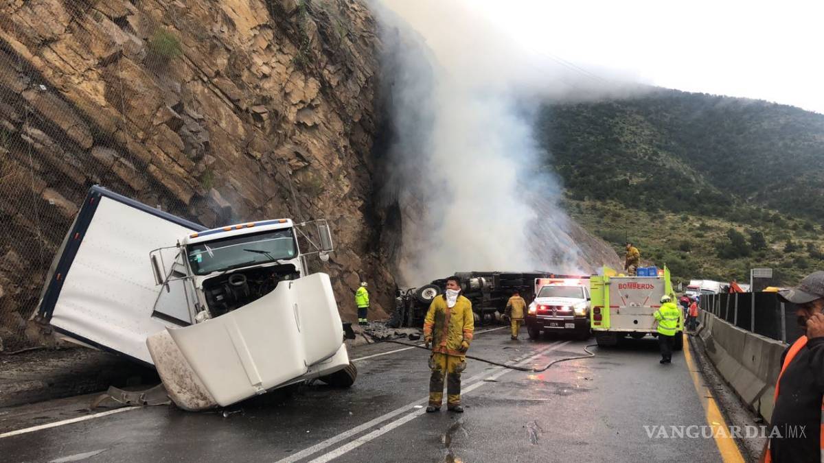 $!Se incendia tráiler tras choque en la carretera a Los Chorros