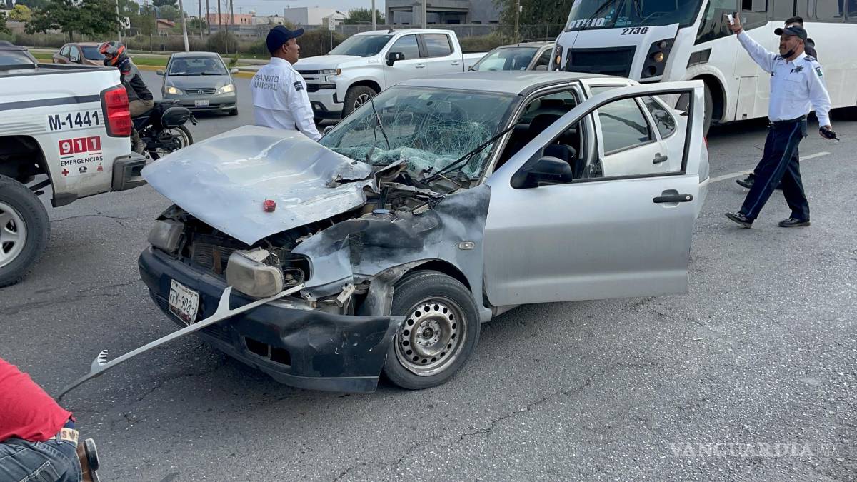 Accidente vial deja incrustado a auto debajo de camión; lo habían chocado