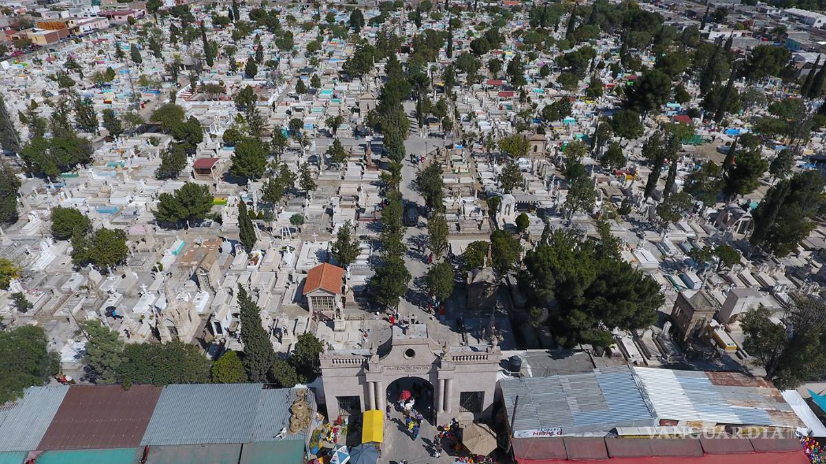 $!Llenan de vida los panteones en Saltillo (Fotos)