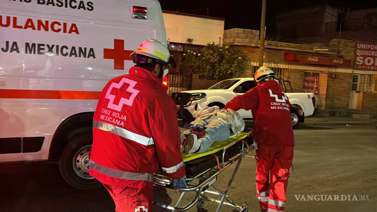 $!Paramédicos de la Cruz Roja atendieron a una mujer lesionada en el lugar del accidente.