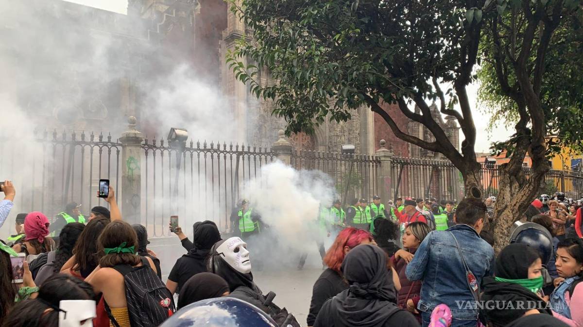 $!Manifestantes hacen pintas y destrozos durante marcha por un aborto legal y seguro