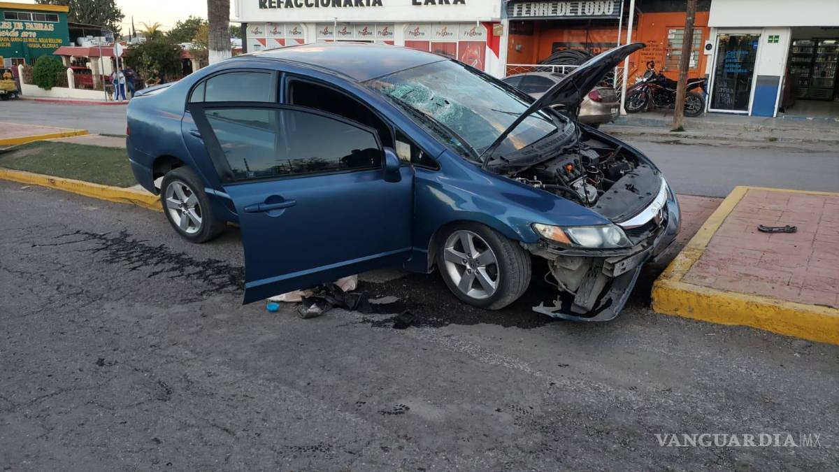 $!El auto terminó destrozado del frente.