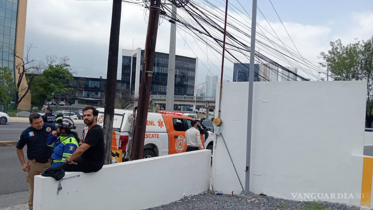 Termina volcado con su Tesla en Nuevo León; lo llevaba en piloto automático