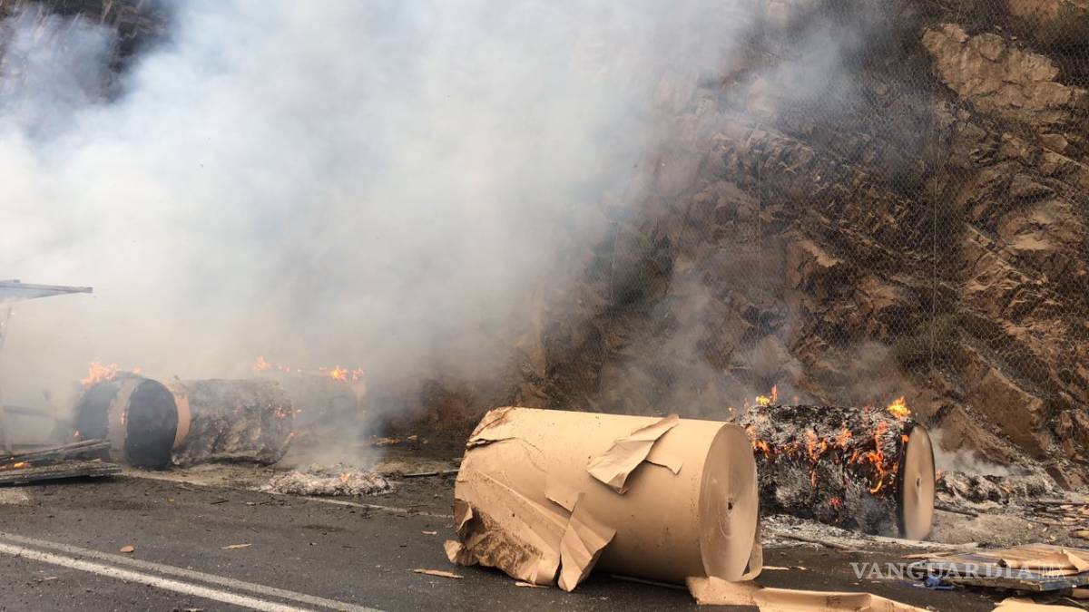 $!Se incendia tráiler tras choque en la carretera a Los Chorros
