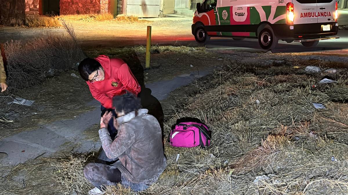 $!Paramédicos de Protección Civil y Bomberos brindaron atención al conductor lesionado.