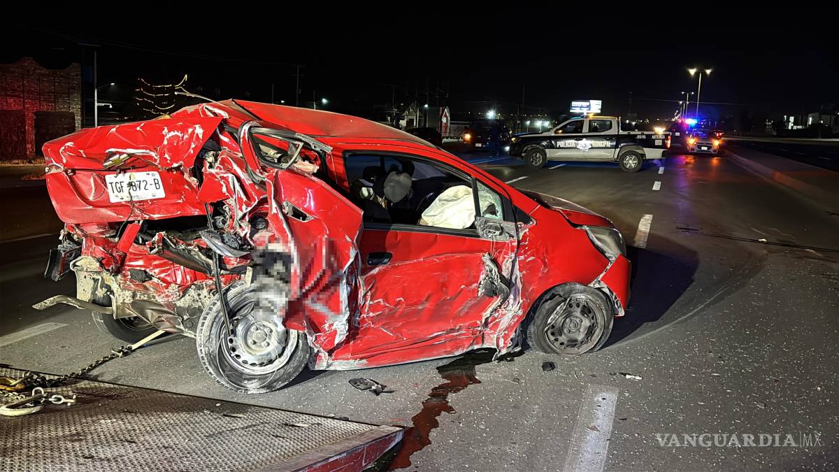 $!Elementos de la Policía Municipal de Arteaga realizaron labores de abanderamiento en la zona del accidente.