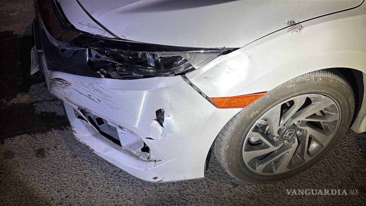 $!El vehículo Honda Civic involucrado en el accidente quedó detenido a unos metros del punto de impacto, mientras las autoridades tomaban conocimiento de lo ocurrido en las primeras horas del día.