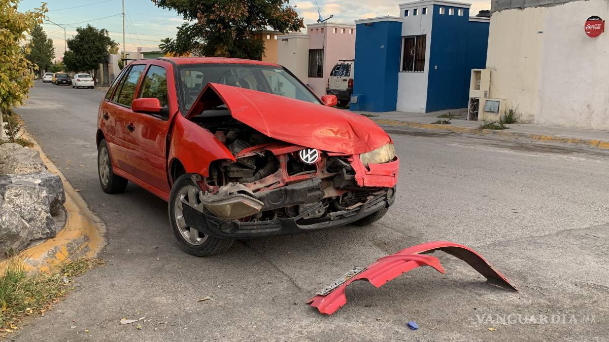 Impacta a vehículo cuando intentaba pasar un cruce