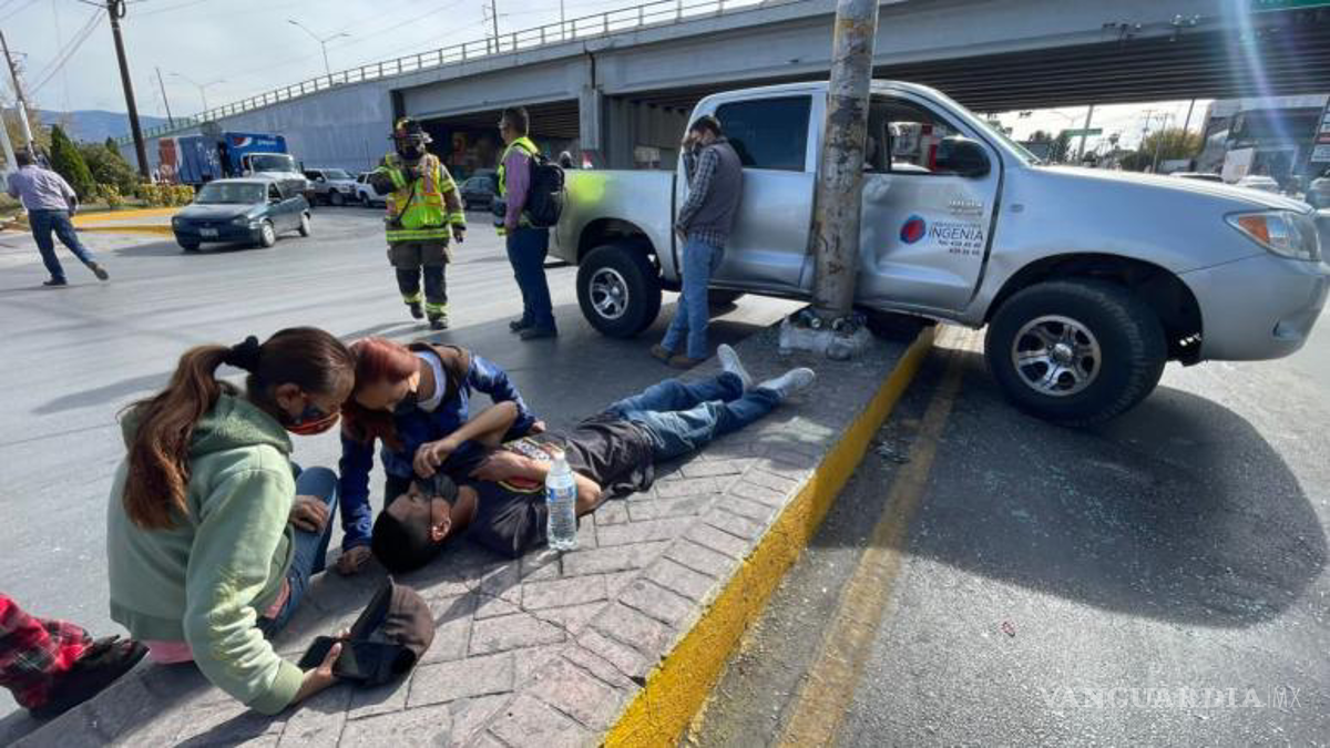 Se sube a camellón y atropella a peatón en pleno bulevar V. Carranza en Saltillo por ir a exceso de velocidad