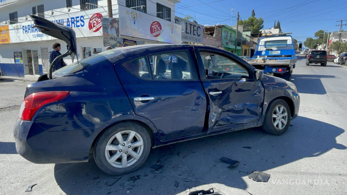 ‘Sale’ de más y provoca choque en crucero de Saltillo