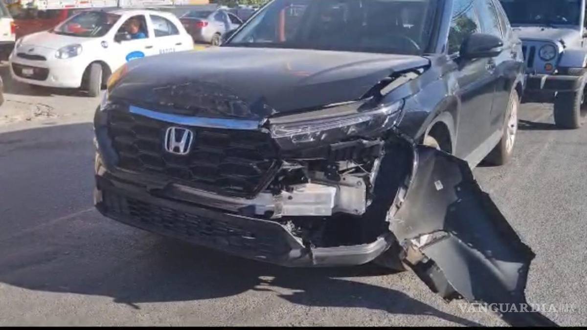 Choca camioneta ‘vieja’ contra ‘nueva’ en la Virreyes de Saltillo