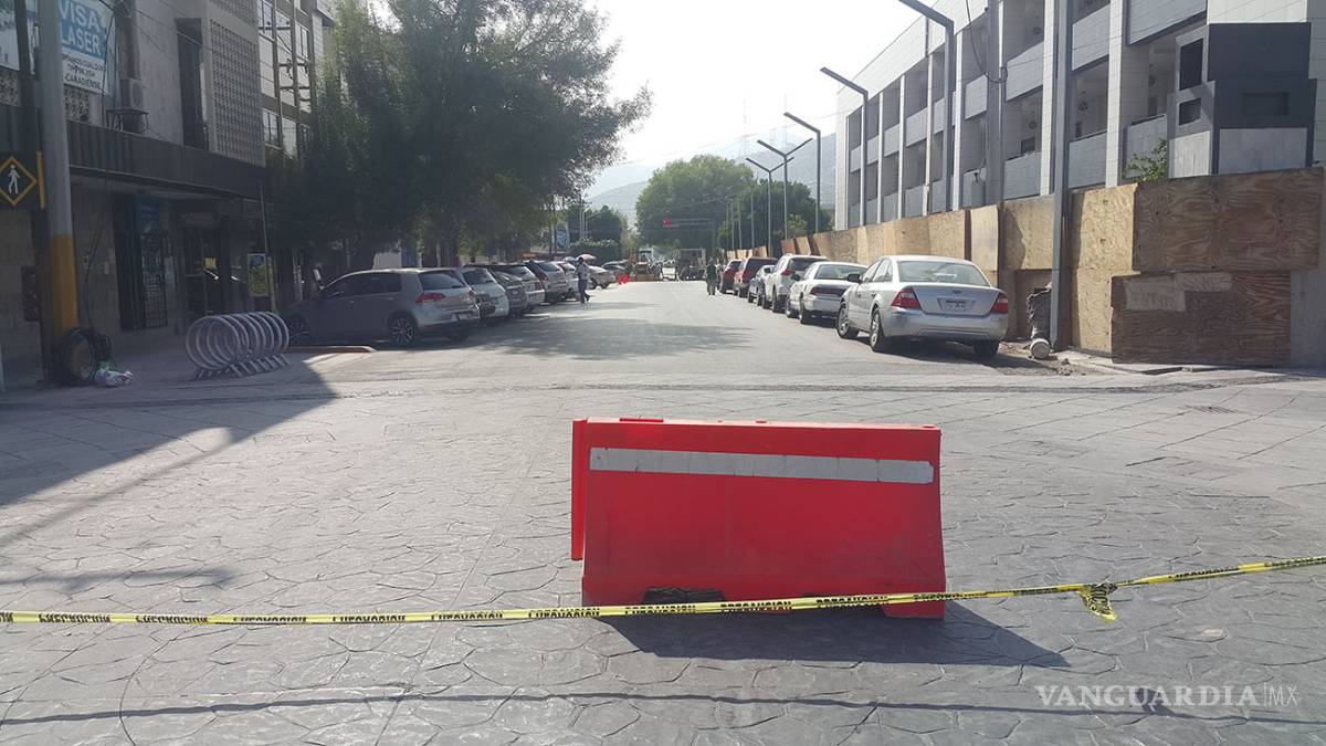 $!Cierran calle por introducción de tubería del Simas Torreón