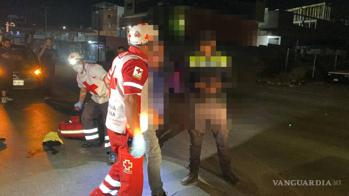 $!Paramédicos de la Cruz Roja brindaron atención prehospitalaria al lesionado y posteriormente lo trasladaron al Hospital General para recibir atención médica especializada.