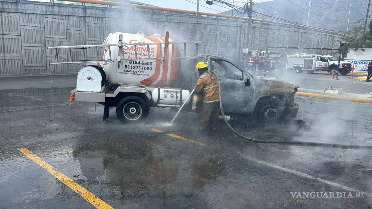 Brigadista contiene incendio en pipa en General Escobedo, Nuevo León